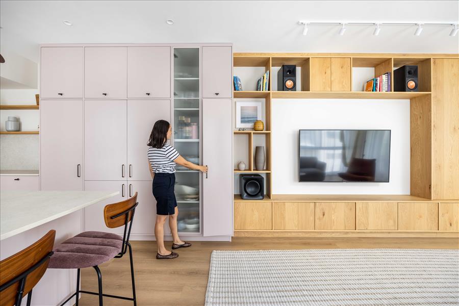 נגרות היוצרת רצף ויזואלי במרחב הציבורי של הבית 