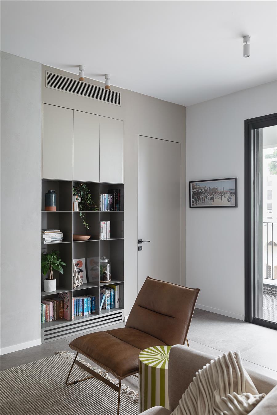 דלת קו אפס סמויה המובילה לחדר של הילדה