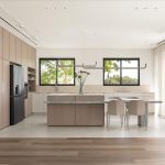 המטבח הוסט אל חזית הפונה לשטח הפתוח