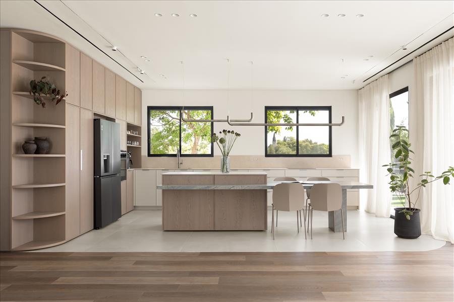 המטבח הוסט אל חזית הפונה לשטח הפתוח