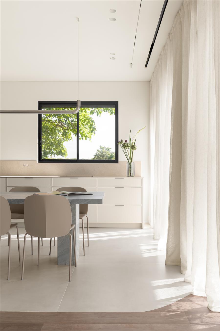 משמש כמוקד של מפגש, אירוח, עבודה וחיי משפחה.