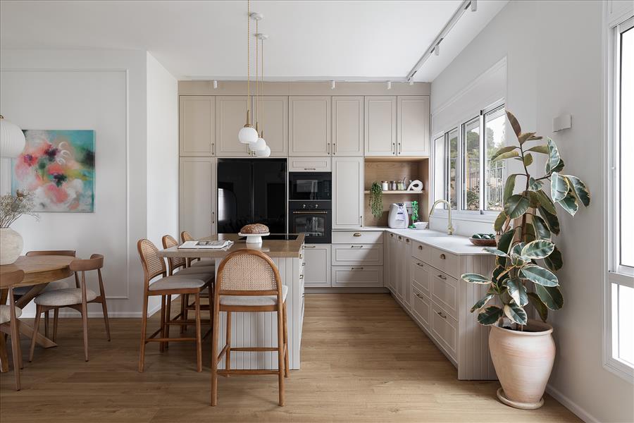 ניצול מלא של גובה התקרה ליצירת תחושת מרחב ואחסון 