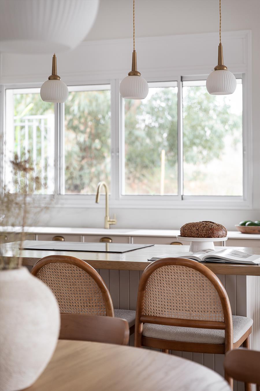 אי עם משטח עץ, המשמש הן להכנות ובישול והן לישיבה יומיומית 