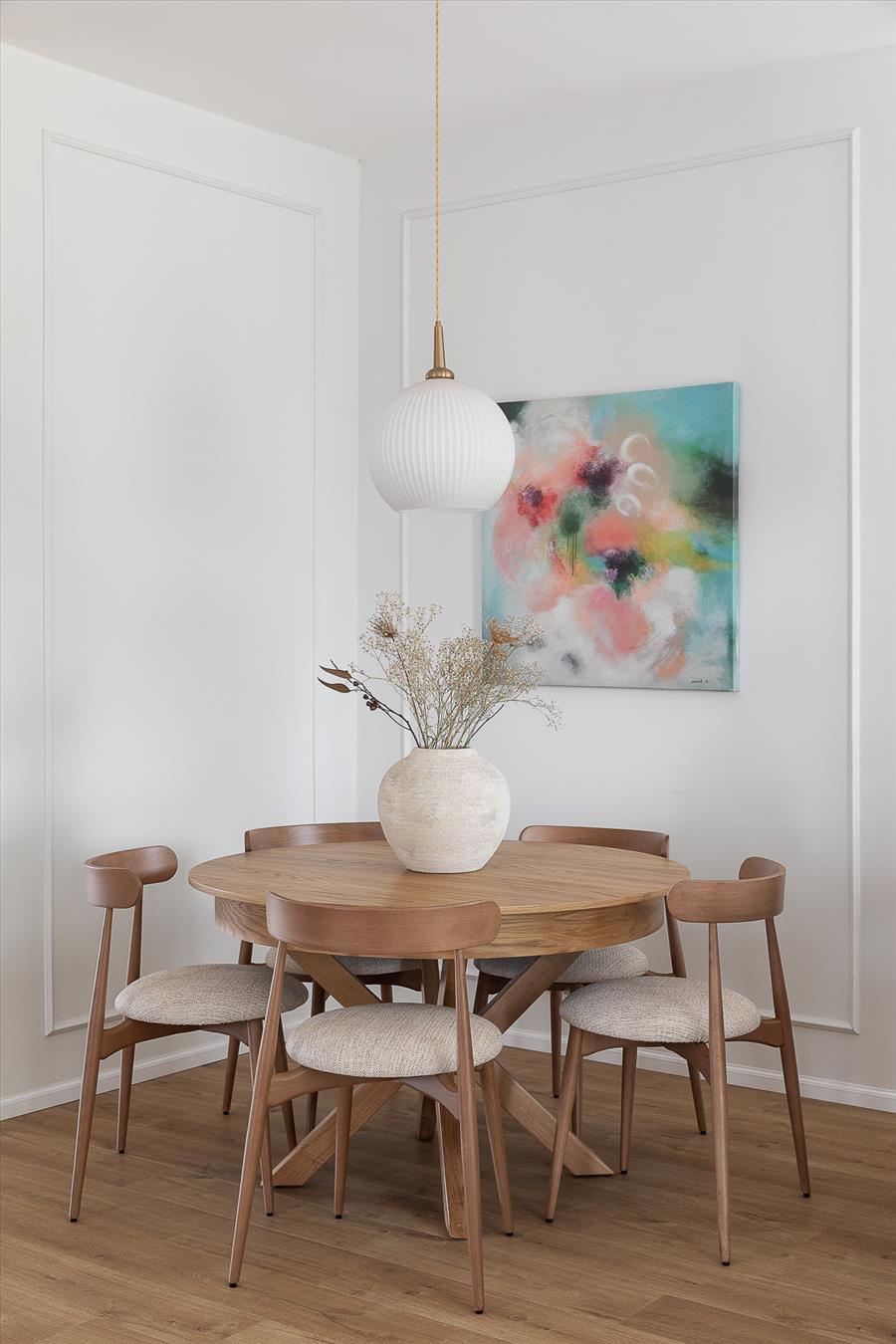 יצירת אמנות צבעונית המוסיפה עניין ועומק