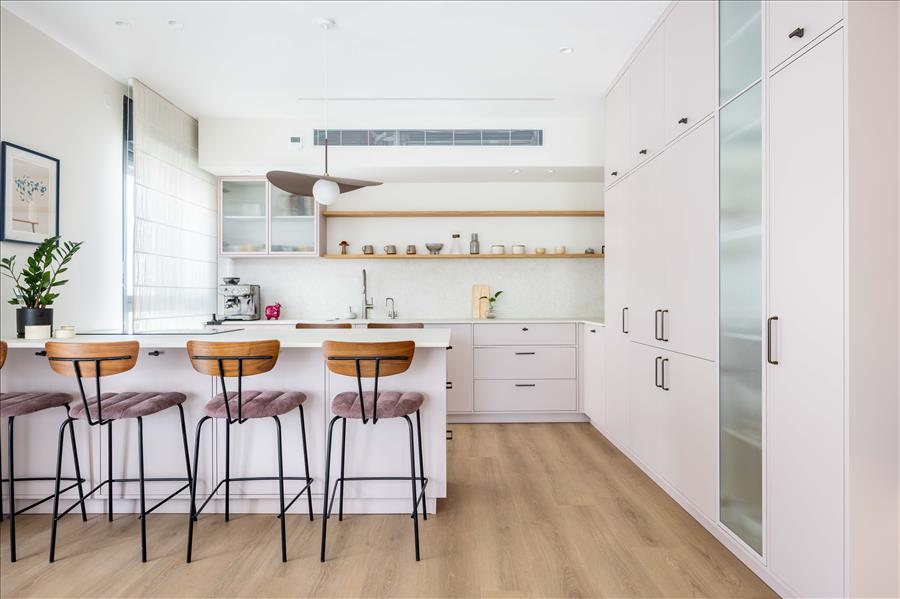 מטבח קבלן סטנדרטי שעבר תכנון מחודש