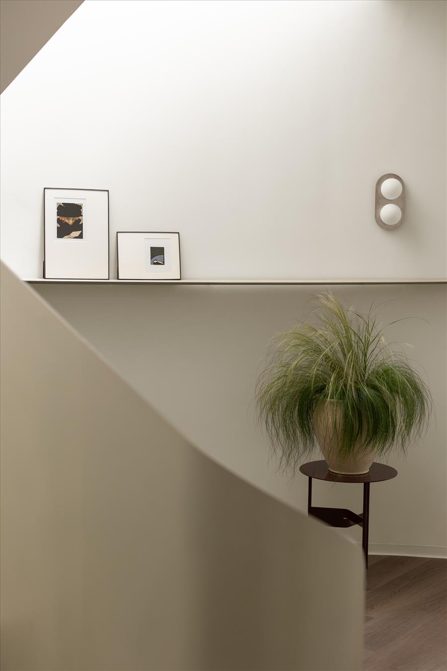 גרם המדרגות המחבר בין שתי הקומות, שתוכנן כיצירה פיסולית של ממש