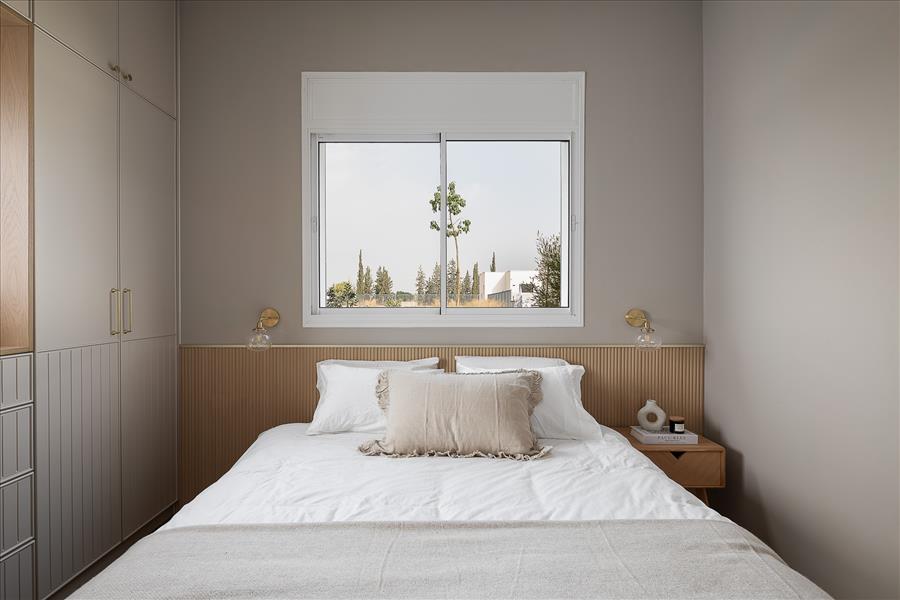 קיר גב המיטה חופה בעץ מחורץ