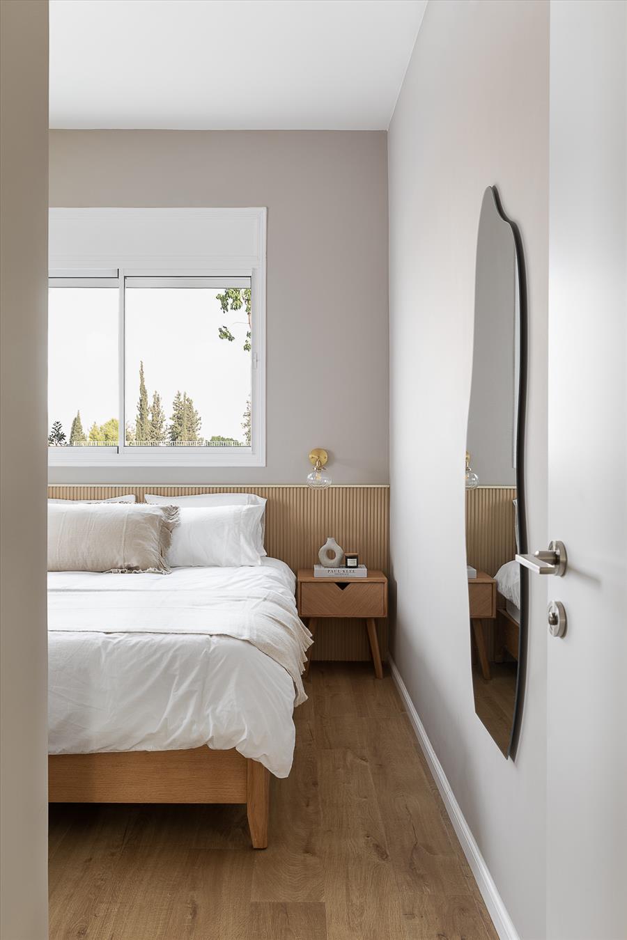 הקירות נצבעו בגוון 'נס קפה' אחיד היוצר מעטפת רגועה