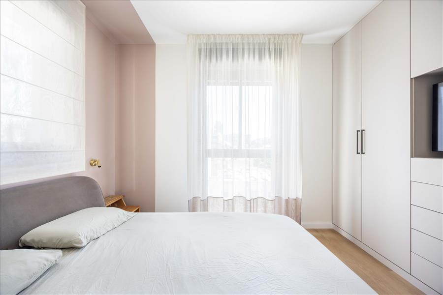 וילונות רכים ונשפכים עם סיומת בד ורדרדה