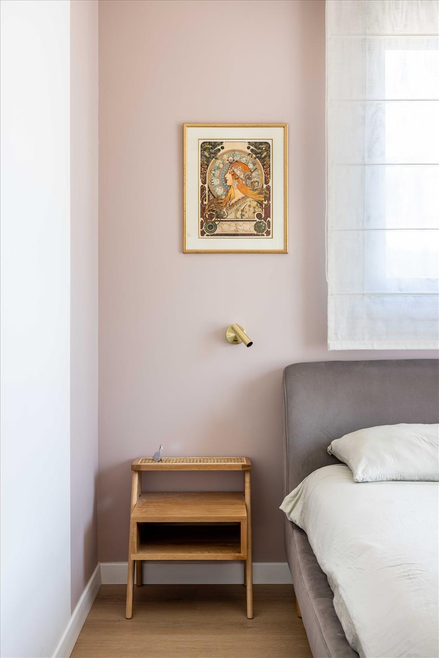 מתרגם את השפה העיצובית לאווירה אינטימית ושקטה 