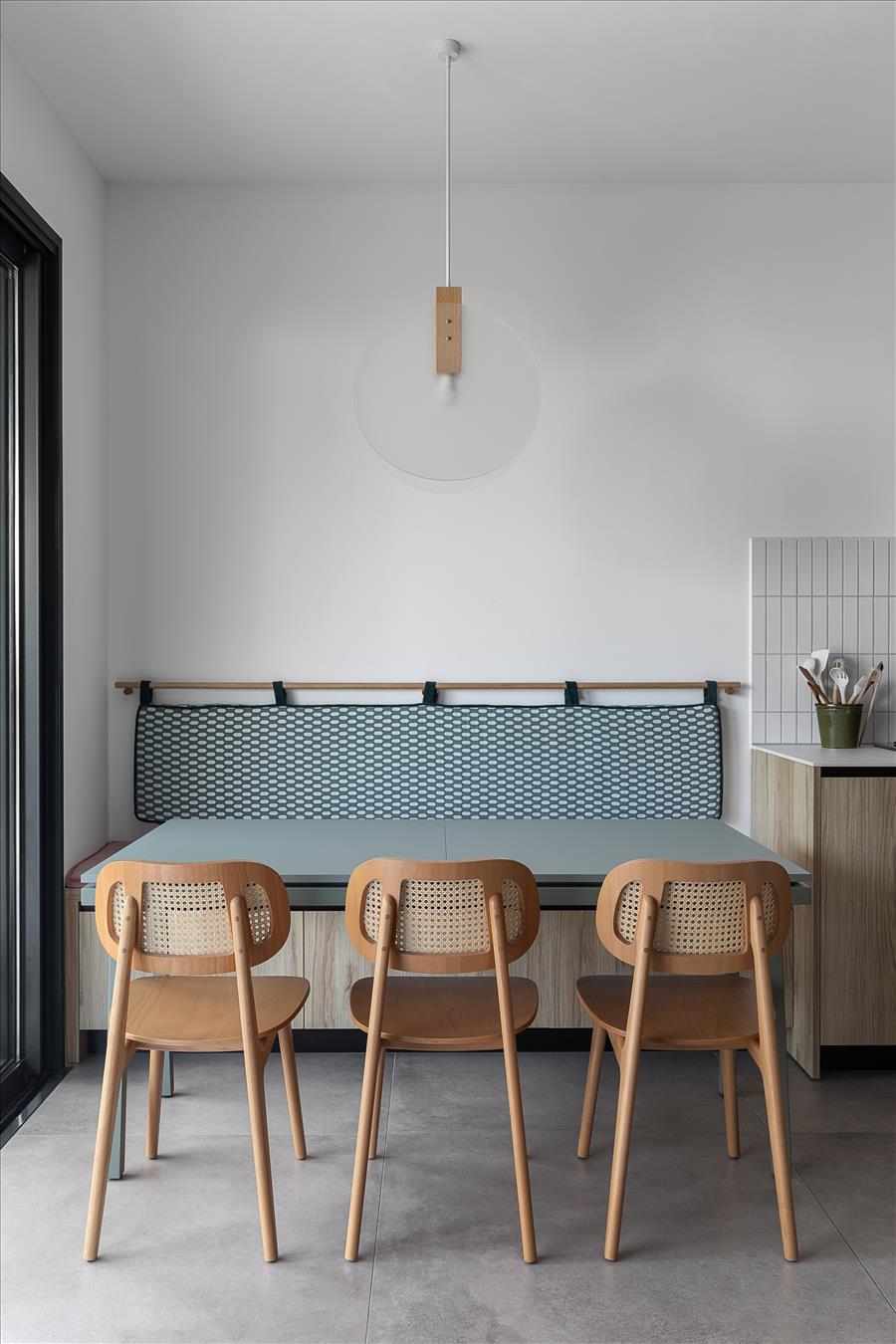 ממשיכה את השפה העיצובית של המטבח 