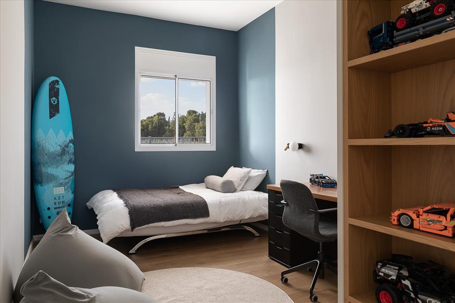 גוון כחול עמוק המעניק תחושת עומק ואופי