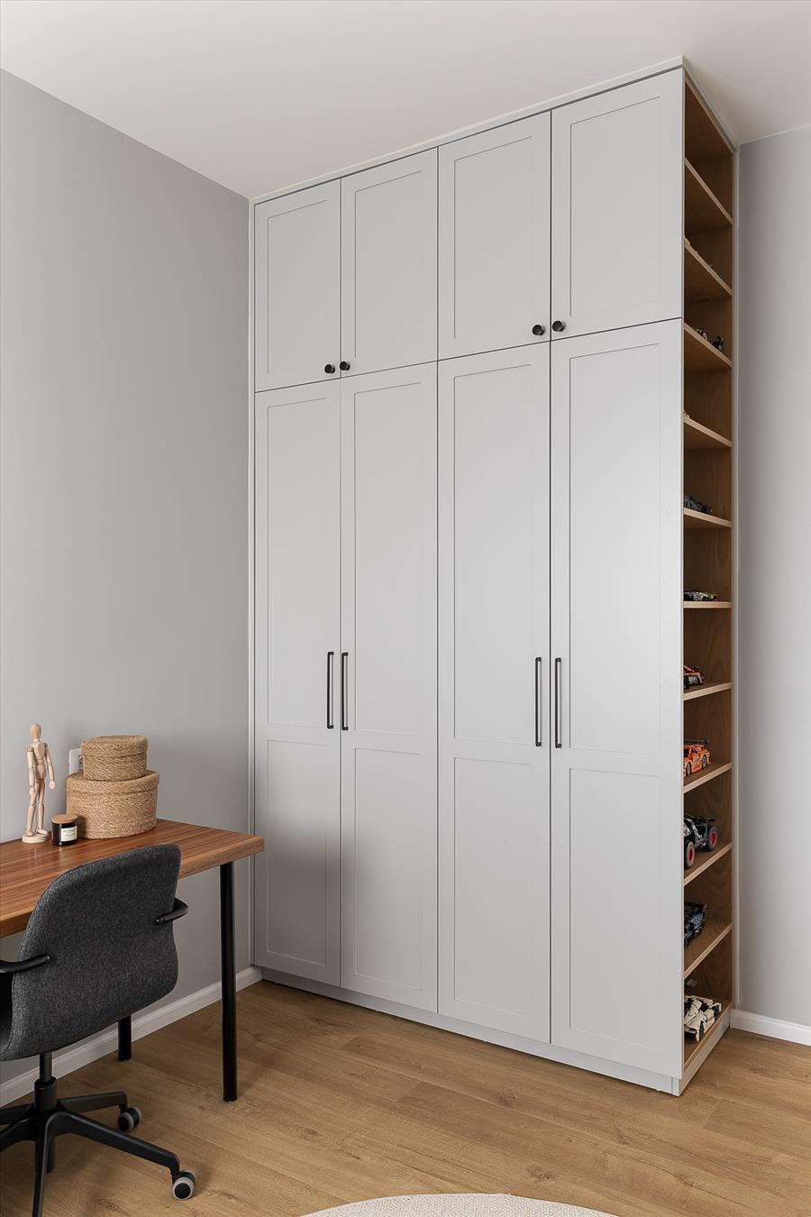 ישה בנגרות מותאמת אישית הכוללת מדפים ייעודיים לתצוגת אוסף הלגו