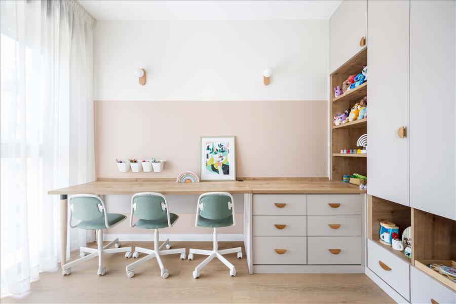 ארון אחסון גדול מתוכו נשלף שולחן עבודה מרווח