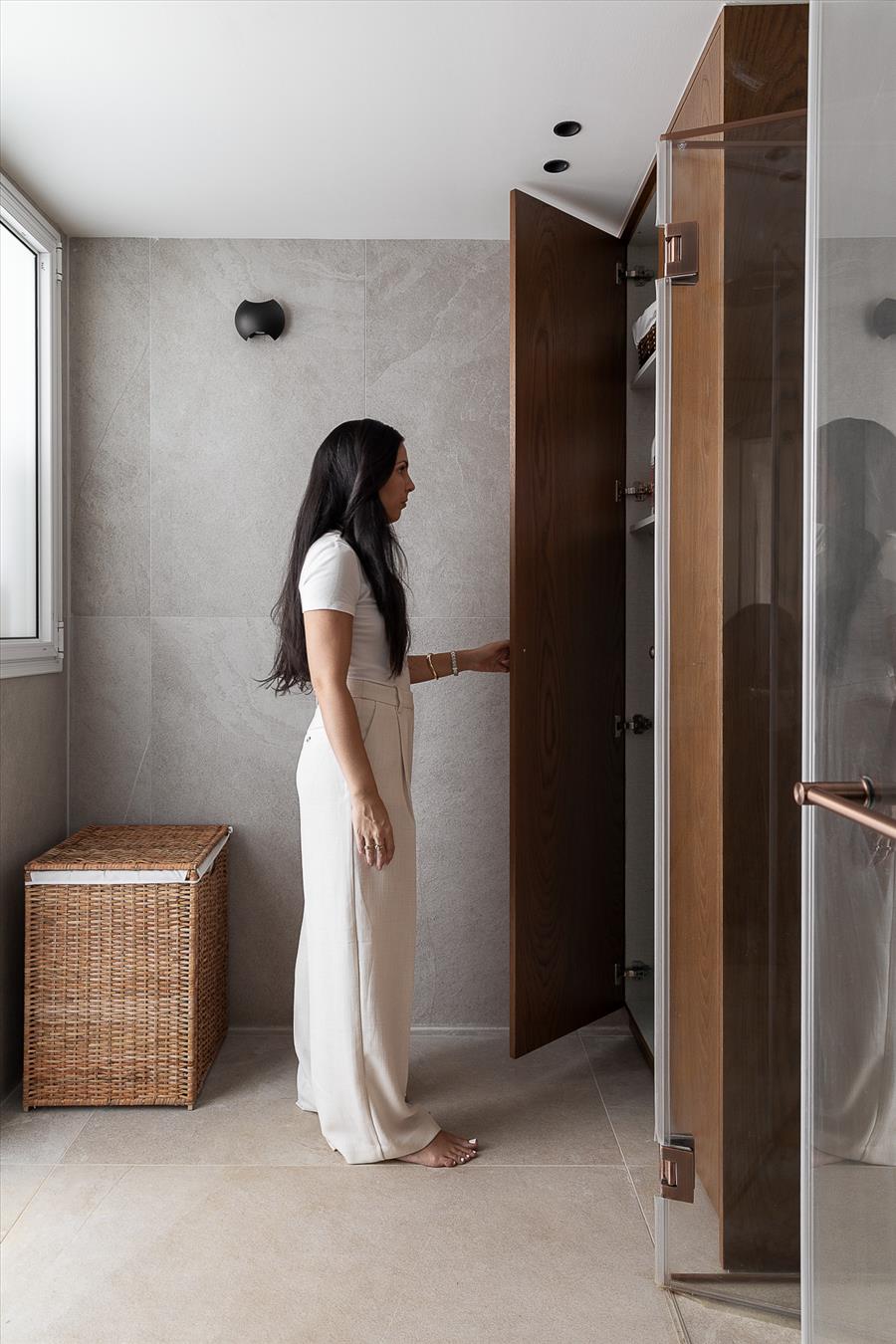 נגרות בגוון עץ עמוק וכהה 