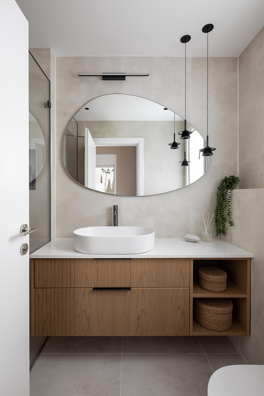 ארון רחצה מעץ אלון ומראה אמורפית