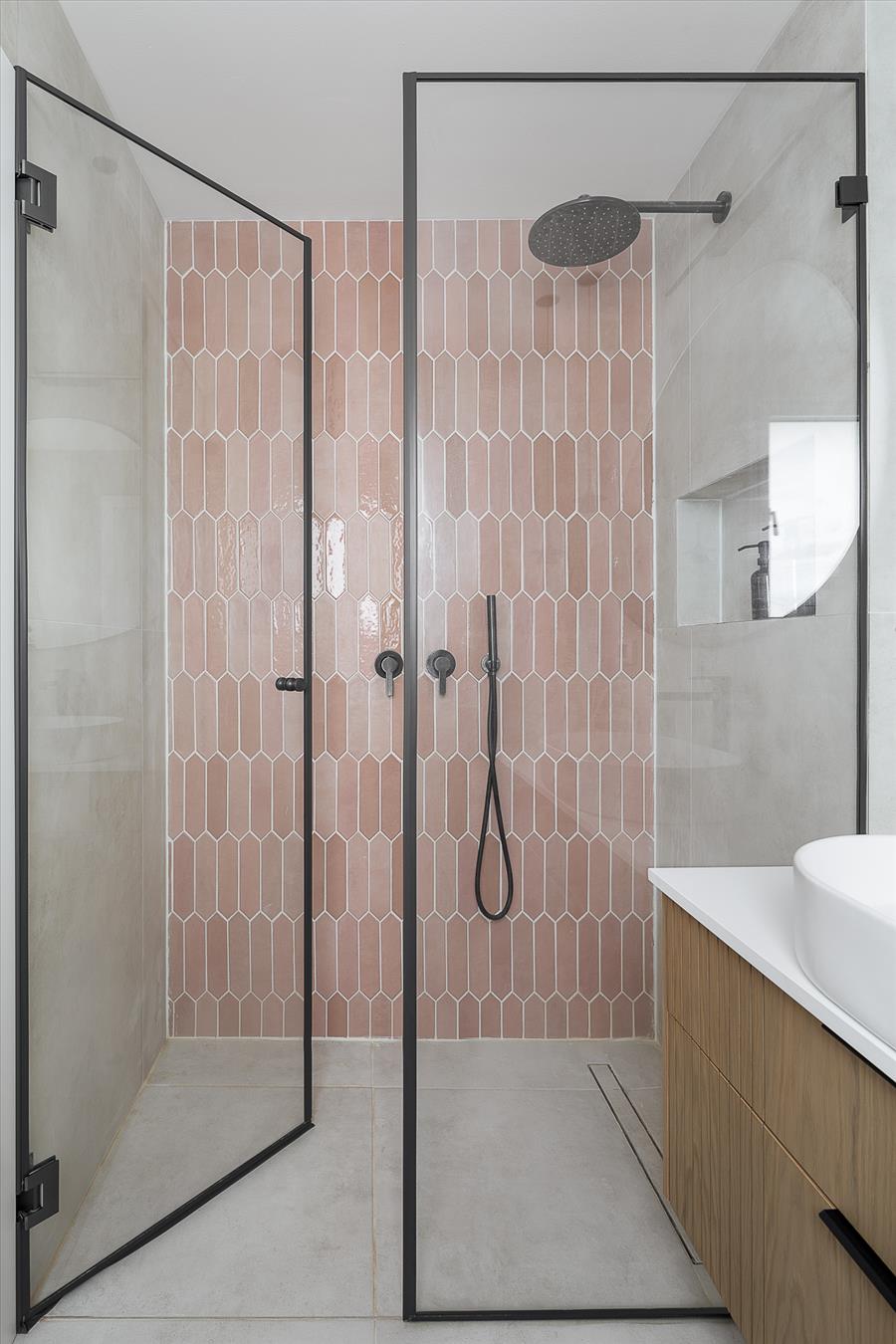 קיר דקורטיבי בגוון ורוד עתיק