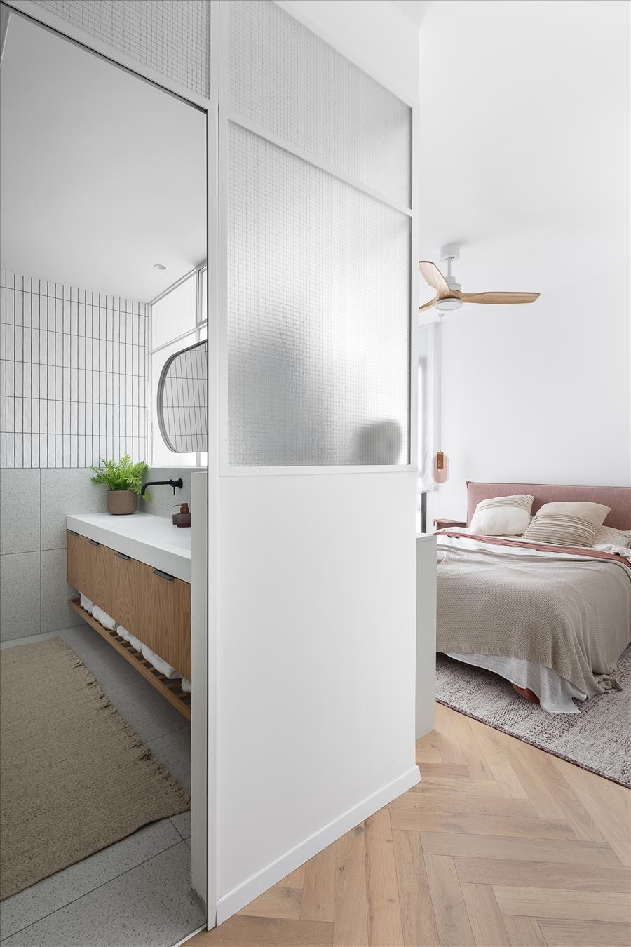 חדר הרחצה של ההורים תוכנן כחלק בלתי נפרד מהסוויטה