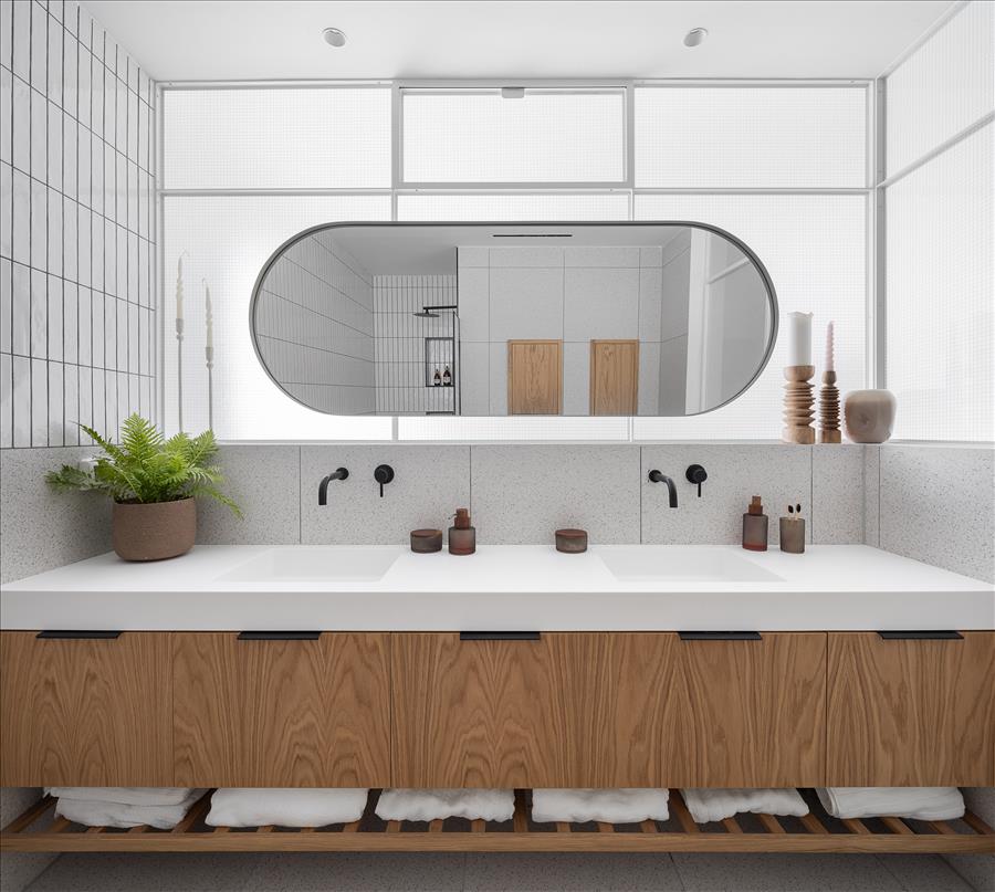 חיבור חצי פתוח לחדר השינה באמצעות מחיצת אלומיניום וזכוכית בשילוב רשת ברזל בסגנון רטרו