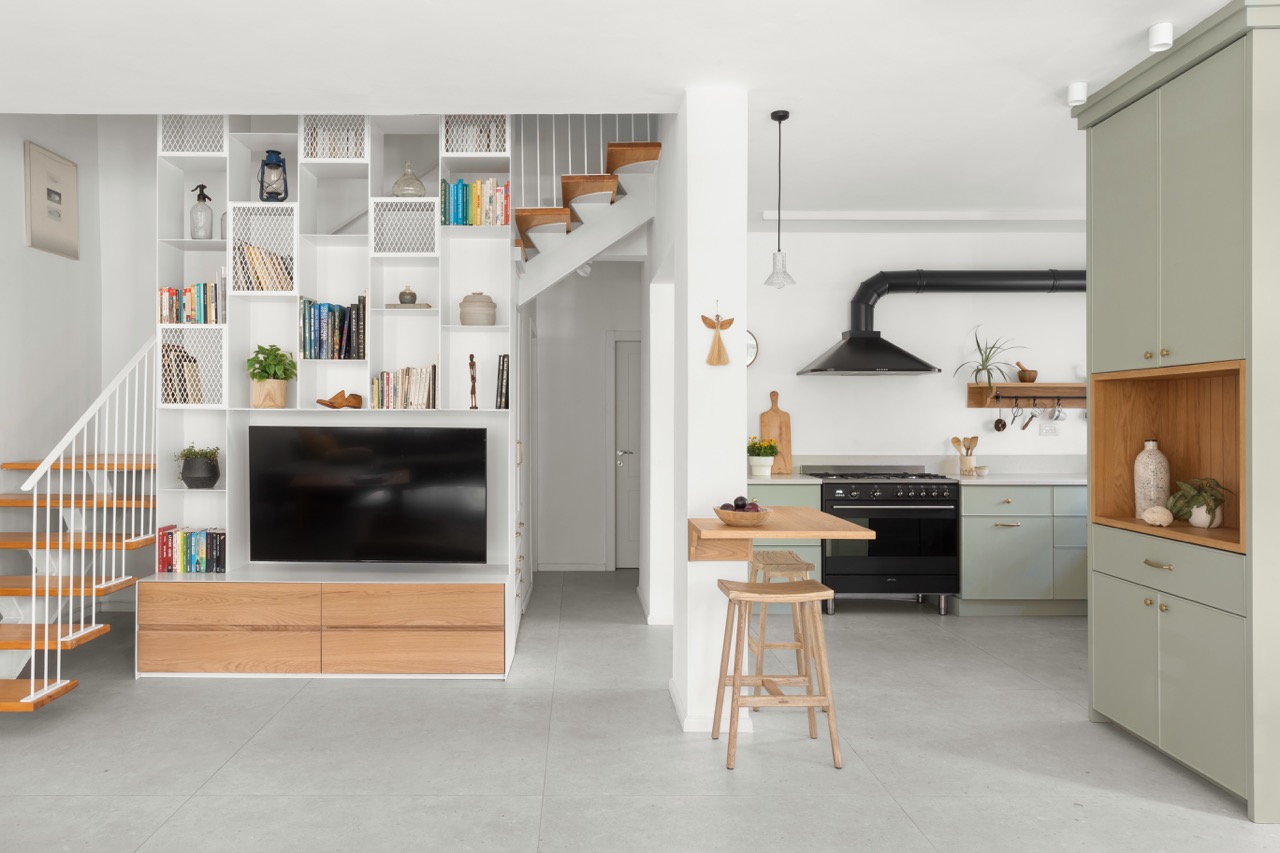 ספריית ברזל לבנה ואוורירית שמטפסת עד לגובה התקרה