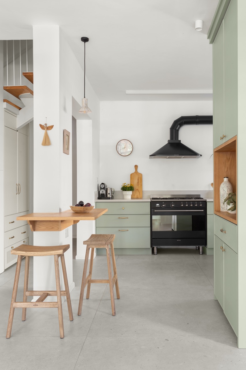 הסבת החלל הריק שמתחת למדרגות הקלות לטובת אחסון למטבח.