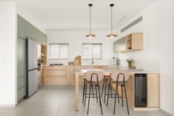 שני חלונות זהים שמוקמו בסימטריה מושלמת מול הכיור ומול הכיריים