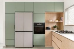 קיר ארונות גבוהים ומשמעותי מעניק פתרונות אחסון נדיבים ושומר על סדר מופתי