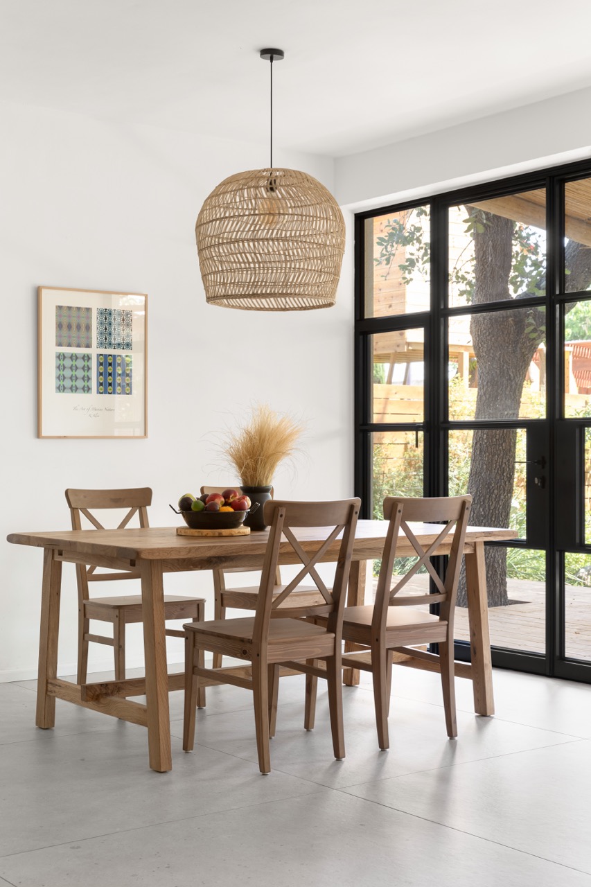 שולחן אוכל מעץ טבעי במראה כפרי