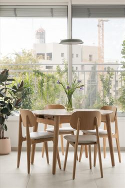 שולחן עגול מייצר תחושת התכנסות רכה ונעימה