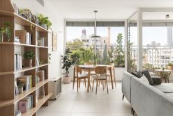 ספרים וחפצים אישיים שנאספו לאורך השנים לכדי שכבה עיצובית 