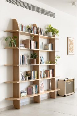 הספרייה תוכננה בדיוק לפי מידות הקיר