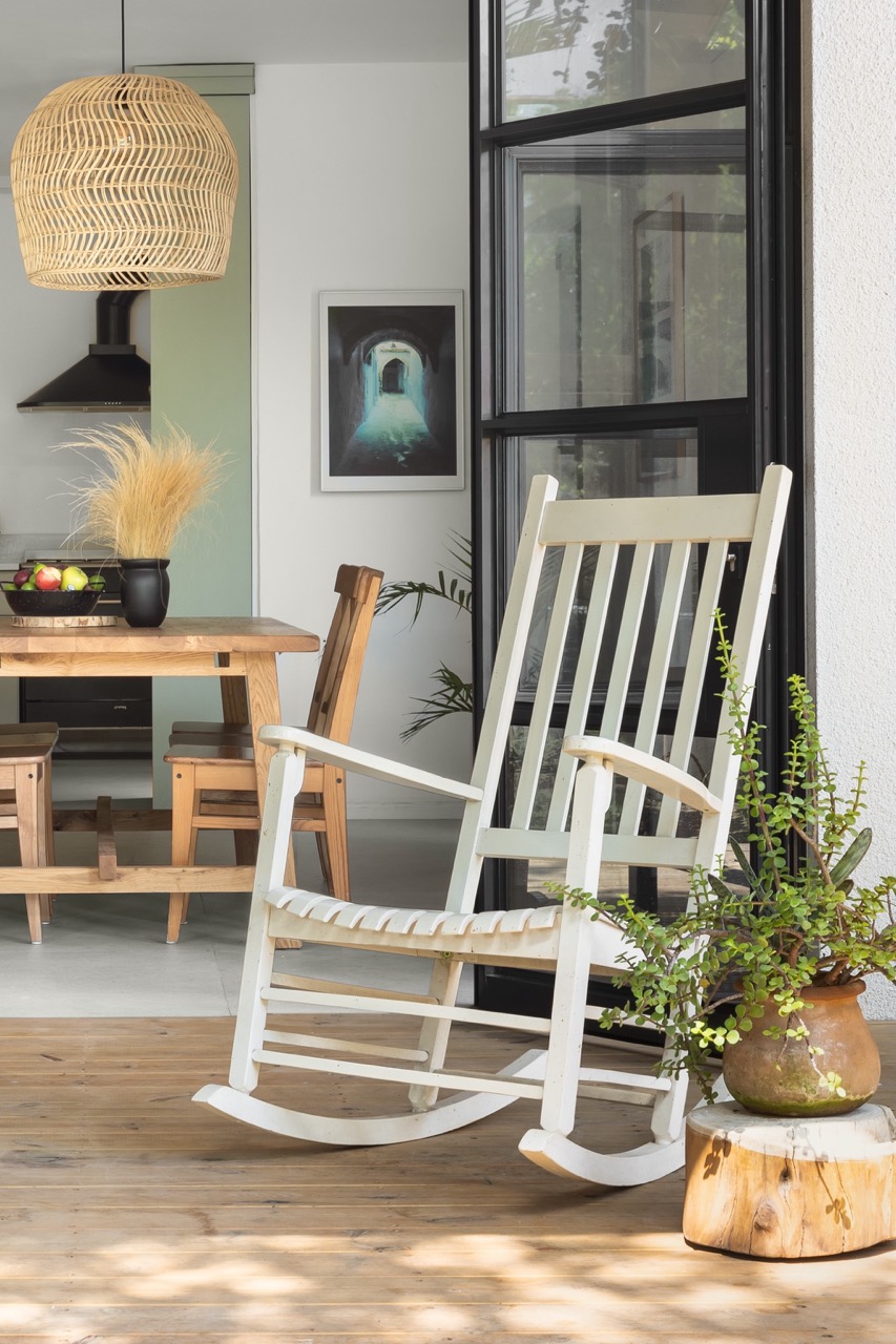 המעבר מהשולחן המשפחתי אל דק העץ שבחוץ הפך לטבעי וזורם