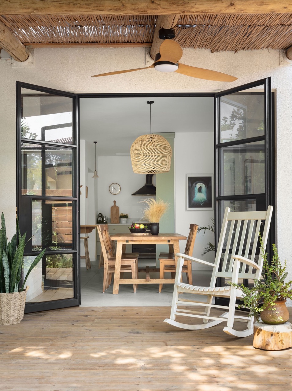 חלוקת הפתחים תוכננה כך שגם כשהדלתות סגורות, ניתן ליהנות מאוורור נעים ומנוף פתוח