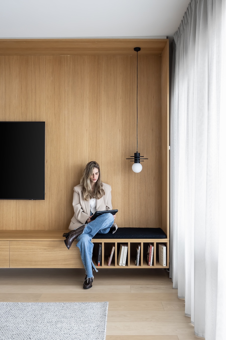 בתוכו פינת ישיבה אינטימית המזמינה לרגע של קריאה ושקט