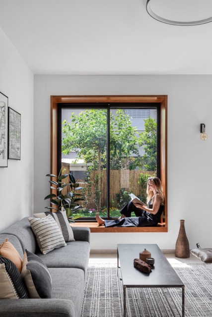 חלון צרפתי רחב שהפך לאלמנט נגרות מובנה הכולל מקום לישיבה