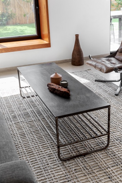 שולחן סלון עשוי אלומיניום גולמי המדגיש את הקו התעשייתי