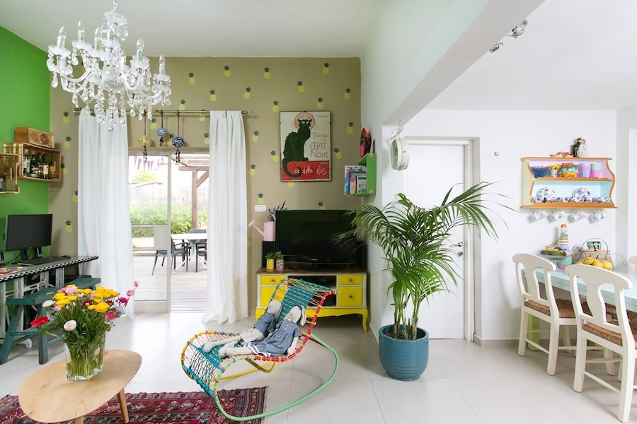 מדבקות קיר צבעוניות ומלאות אופי