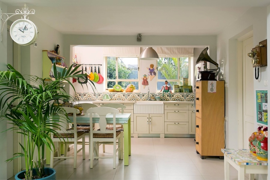 המטבח עוצב בסגנון כפרי מעודן בגווני שמנת