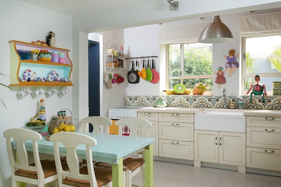 אריחי בטון מאוירים שנבחרו בקפידה והובאו במיוחד כדי למטבח לרצפה אופי ונוכחות