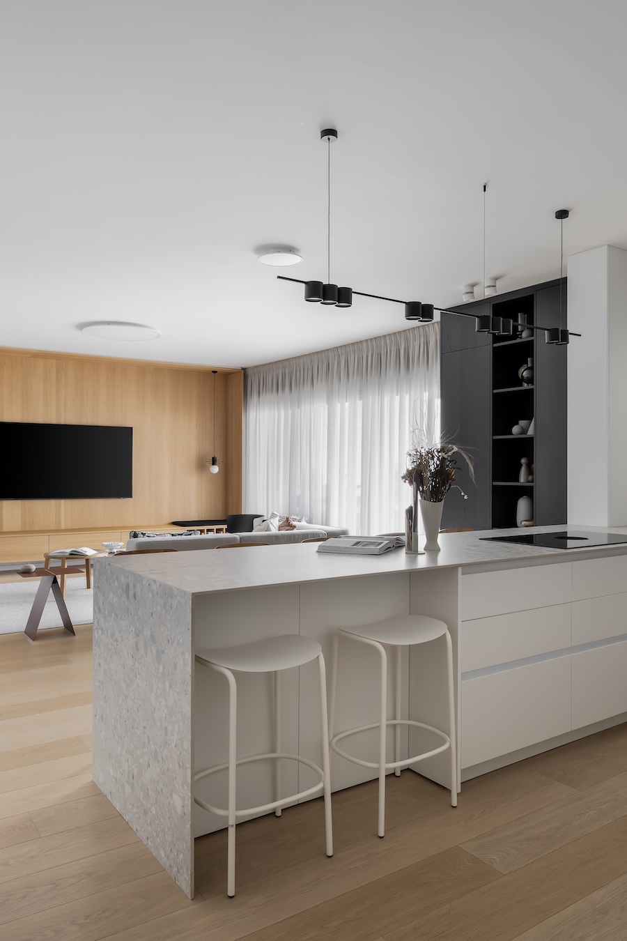 משטח גרניט פורצלן בדוגמת טרצו המייצר קונטרסט עדין ומתוחכם מול הארונות הבהירים