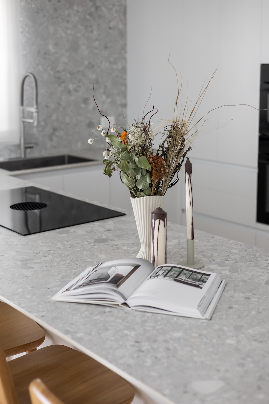 הבחירה בגוון בהיר ורך נועדה להשרות תחושת רוגע ושקט