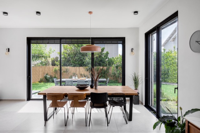 שילוב כיסאות בסגנונות שונים למראה אקלקטי