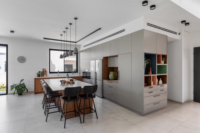 במרכז ניצב אי רחב הכולל אחסון ייעודי לאלמנטים שונים