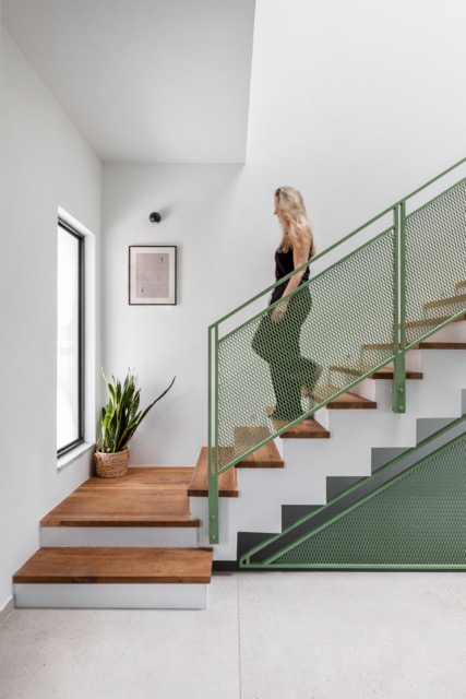  מעקה המתכת של גרם המדרגות נצבע כולו בגוון ירוק עמוק