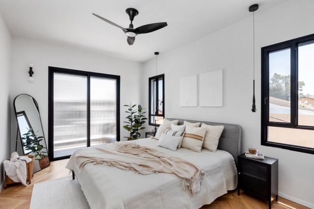 מיטה מרופדת בגוון אפור