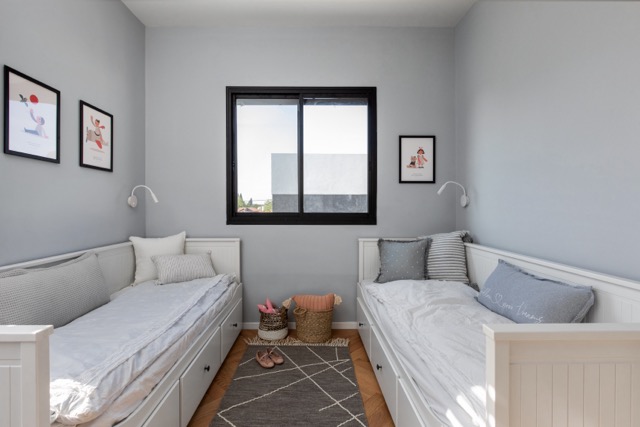 חדר משותף שתוכנן ברכות מתאימה