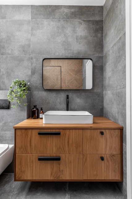 שידת רחצה מעץ טבעי בשילוב אריחי בטון