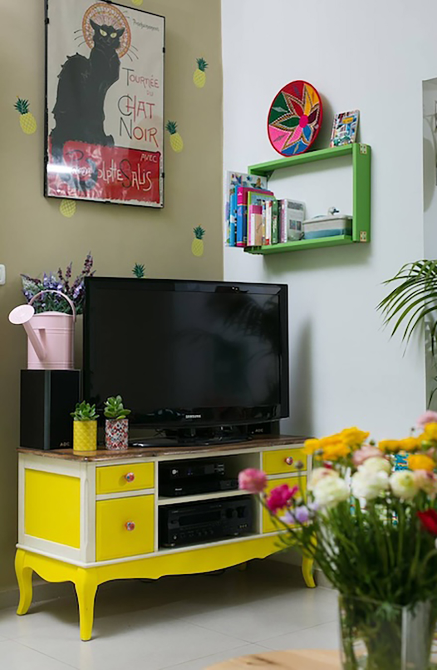 סלון מלא בסיפורים ובשכבות של זיכרון