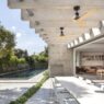 בית פרטי עם קירות בטון חשוף ואוסף אמנות, עיצוב רוני אלרואי