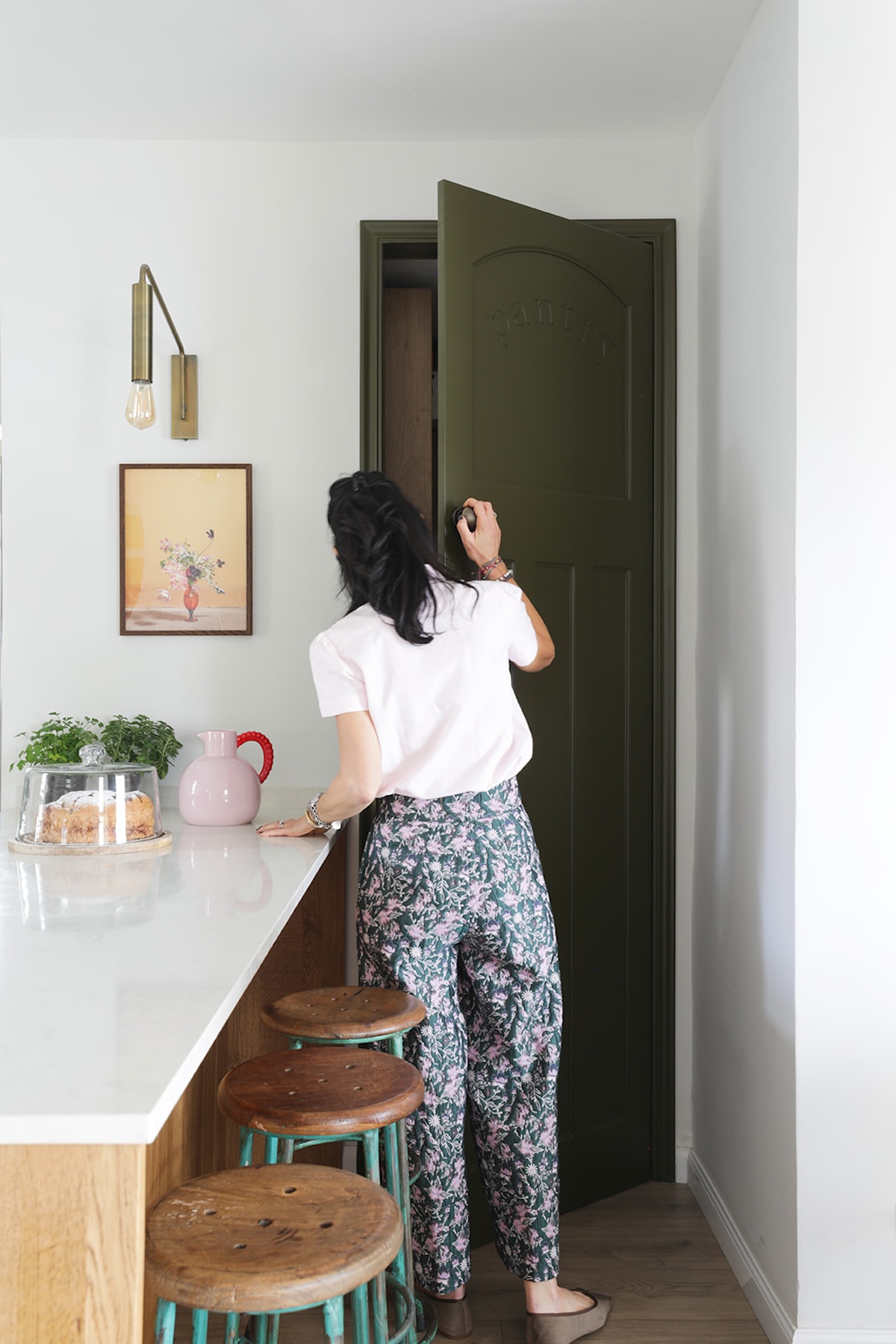דלת מזווה מנגרות בגוון ירוק זית עמוק עם המילה pantry חרוטה
